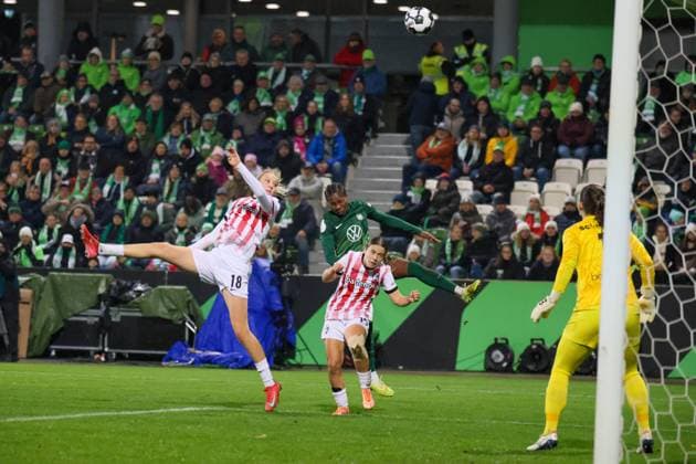 Wolfsburg, Germany 15 November 2025 DFB Pokal Women 1 8 Final 2025 2026 VfL Wolfsburg vs SC Freiburg Pictured from left Mia Lena Maas SCF , Nia Szenk SCF and Lineth Beerensteyn VfL DFB regulations prohibit any use of photographs as image sequences and or quasi video AOK Stadion Niedersachsen Copyright: xFotostandx xFantinix