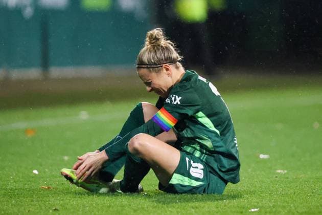 Wolfsburg, Germany 15 November 2025 DFB Pokal Women 1 8 Final 2025 2026 VfL Wolfsburg vs SC Freiburg In the picture Svenja Huth VfL injured on the pitch DFB regulations prohibit any use of photographs as image sequences and or quasi video AOK Stadion Niedersachsen Copyright: xFotostandx xFantinix