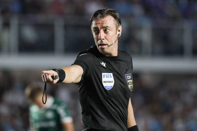 Santos and Palmeiras in the Brazilian Championship Referee Raphael Claus during the match between Santos and Palmeiras, a rescheduled game from the 13th round of the Brazilian Championship, at Vila Belmiro, on the coast of Sao Paulo, this Saturday, the 15th. SANTOS SAO PAULO BRAZIL Copyright: xMarinaxUezimax