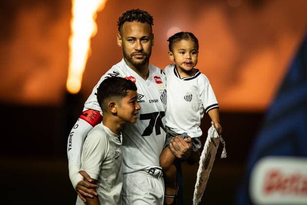 Sport Bilder des Tages SANTOS vs PALMEIRAS - BRASILEIRAO SERIE A 2025 SANTOS, BRAZIL - NOV 15 - Neymar of Santos in action during the Match between Santos versus Palmeiras valid for the Campeonato Brasileiro 2025, held at Vila Belmiro today November 15. SANTOS SAO PAULO BRAZIL Copyright: xREBECAxSCHUMACKERx