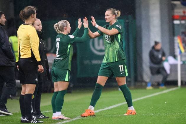 Wolfsburg, Germany 15 November 2025 DFB Pokal Women 1 8 Final 2025 2026 VfL Wolfsburg vs SC Freiburg Pictured from left Thea Bjelde VfL and Alexandra Popp VfL high-five each other during a substitution DFB regulations prohibit any use of photographs as image sequences and or quasi video AOK Stadion Niedersachsen Copyright: xFotostandx xFantinix
