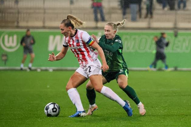 Wolfsburg, Germany 15 November 2025 DFB Pokal Women 1 8 Final 2025 2026 VfL Wolfsburg vs SC Freiburg In picture from left in duel Lisa Karl SCF and Thea Bjelde VfL DFB regulations prohibit any use of photographs as image sequences and or quasi video AOK Stadion Niedersachsen Copyright: xFotostandx xFantinix