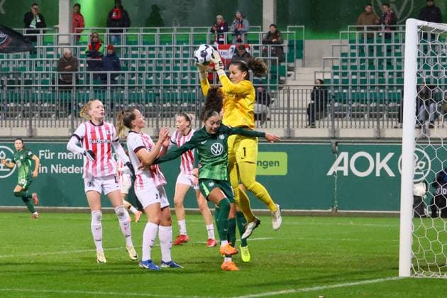 Wolfsburg, Germany 15 November 2025 DFB Pokal Women 1 8 Final 2025 2026 VfL Wolfsburg vs SC Freiburg In the picture goalkeeper Laura Benkarth SCF , right in the picture, holds the ball and prevents a goal for Wolfsburg DFB regulations prohibit any use of photographs as image sequences and or quasi video AOK Stadion Niedersachsen Copyright: xFotostandx xFantinix