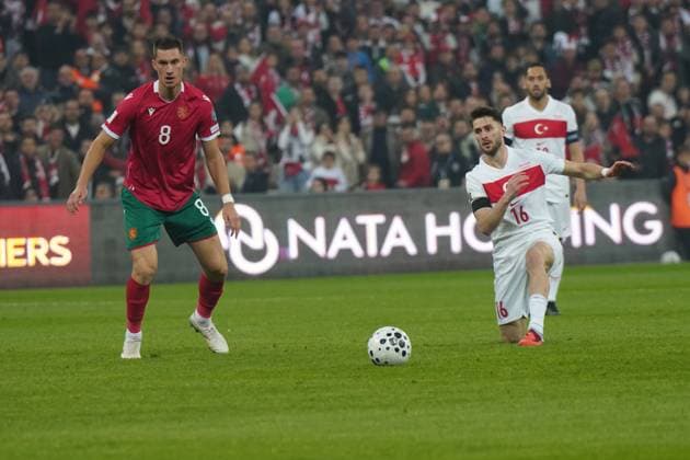 ISTANBUL, TURKEY - NOVEMBER 15: Ismail Yuksek (16)of Turkey and Andrian Kraev (8) of Bulgaria battle for the ball during the FIFA World Cup, WM, Weltmeisterschaft, Fussball 2026 qualifier match between Türkiye and Bulgaria at Buyuksehir Belediye Stadium on November 15, 2025 in Bursa, Turkey. Bursa Turkey Copyright: xSeskimphotox Turkey-Bulgaria-151125 (33)