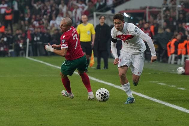 ISTANBUL, TURKEY - NOVEMBER 15: Kenan Yildiz (R) of Turkey and Georgi Rusev (7) of Bulgaria battle for the ball during the FIFA World Cup, WM, Weltmeisterschaft, Fussball 2026 qualifier match between Türkiye and Bulgaria at Buyuksehir Belediye Stadium on November 15, 2025 in Bursa, Turkey. Bursa Turkey Copyright: xSeskimphotox Turkey-Bulgaria-151125 (39)
