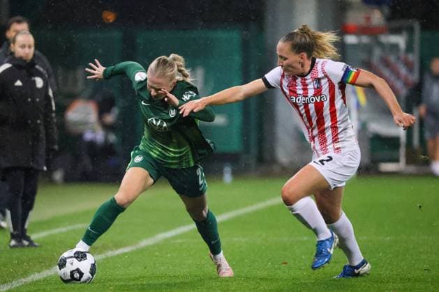 Wolfsburg, Germany 15 November 2025 DFB Pokal Women 1 8 Final 2025 2026 VfL Wolfsburg vs SC Freiburg Pictured from left in duel Thea Bjelde VfL and Lisa Karl SCF DFB regulations prohibit any use of photographs as image sequences and or quasi video AOK Stadion Niedersachsen Copyright: xFotostandx xFantinix