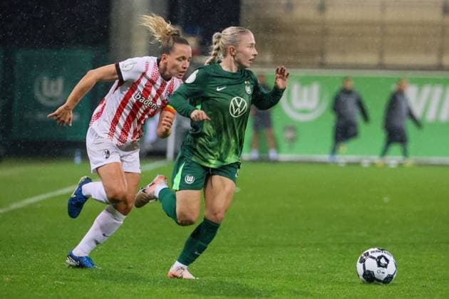 Wolfsburg, Germany 15 November 2025 DFB Pokal Women 1 8 Final 2025 2026 VfL Wolfsburg vs SC Freiburg In picture from left in duel Lisa Karl SCF and Thea Bjelde VfL DFB regulations prohibit any use of photographs as image sequences and or quasi video AOK Stadion Niedersachsen Copyright: xFotostandx xFantinix