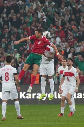 ISTANBUL, TURKEY - NOVEMBER 15: Abdulkerim Bardakci (14) of Turkey and Andrian Kraev (8) of Bulgaria battle for the ball during the FIFA World Cup, WM, Weltmeisterschaft, Fussball 2026 qualifier match between Türkiye and Bulgaria at Buyuksehir Belediye Stadium on November 15, 2025 in Bursa, Turkey. Bursa Turkey Copyright: xSeskimphotox Turkey-Bulgaria-151125 (43)