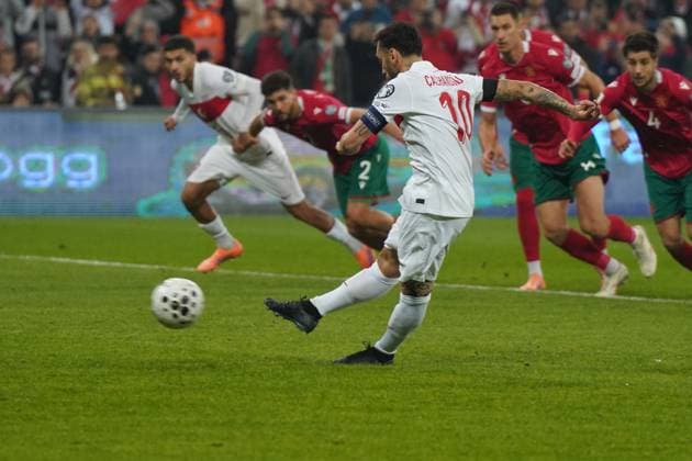 ISTANBUL, TURKEY - NOVEMBER 15: Hakan Calhanoglu of Turkey celebrates after scoring the first goal of his team with teammates during the FIFA World Cup, WM, Weltmeisterschaft, Fussball 2026 qualifier match between Türkiye and Bulgaria at Buyuksehir Belediye Stadium on November 15, 2025 in Bursa, Turkey. Bursa Turkey Copyright: xSeskimphotox Turkey-Bulgaria-151125 (53)