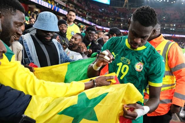 Brasilien gegen Senegal 15. November 2025, London Internationales Freundschaftsspiel Brasilien gegen Senegal Moussa Niakhate aus Senegal gibt Autogramme für Fans Foto Jacques Feeney Abseits London UK  Copyright: xJacquesxFeeneyx xOffsidexOffside