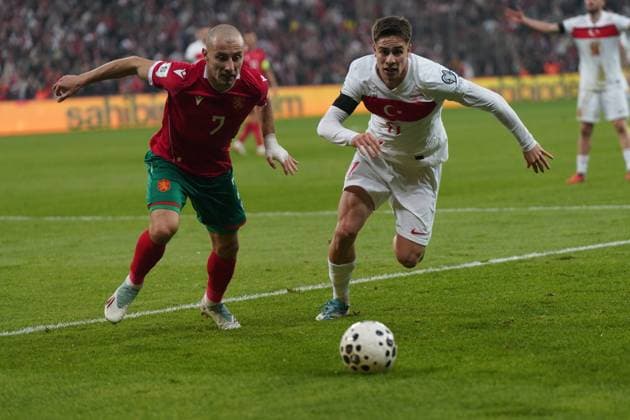 ISTANBUL, TURKEY - NOVEMBER 15: Kenan Yildiz (R) of Turkey and Georgi Rusev (7) of Bulgaria battle for the ball during the FIFA World Cup, WM, Weltmeisterschaft, Fussball 2026 qualifier match between Türkiye and Bulgaria at Buyuksehir Belediye Stadium on November 15, 2025 in Bursa, Turkey. Bursa Turkey Copyright: xSeskimphotox Turkey-Bulgaria-151125 (83)