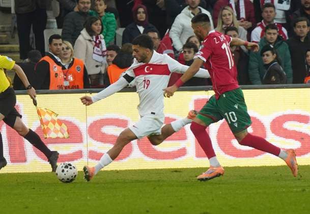 ISTANBUL, TURKEY - NOVEMBER 15: Oguz Aydin (19) of Turkey and Zdravko Dimitrov (10) of Bulgaria battle for the ball during the FIFA World Cup, WM, Weltmeisterschaft, Fussball 2026 qualifier match between Türkiye and Bulgaria at Buyuksehir Belediye Stadium on November 15, 2025 in Bursa, Turkey. Bursa Turkey Copyright: xSeskimphotox Turkey-Bulgaria-151125 (88)