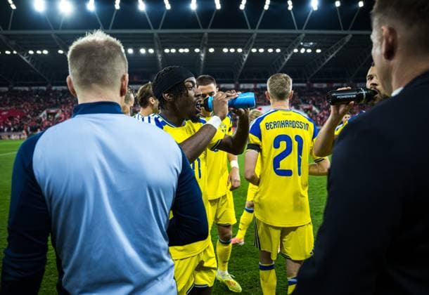 251115 Anthony Elanga of Sweden drinks ahead of the FIFA World Cup Qualifier football match between Switzerland and Sweden on November 15, 2025 in Geneva Photo Joel Marklund BILDBYRAN code JM JM0751 bbeng fotboll football soccer fotball vm kval fifa world cup qualifier schweiz switzerland sverige sverige a sweden  Copyright: JOELxMARKLUND BB251115JM221