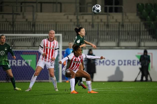 Wolfsburg, Germany 15 November 2025 DFB Pokal Women 1 8 Final 2025 2026 VfL Wolfsburg vs SC Freiburg In the picture from left in duel Luca Emily Birkholz SCF , Nicole Ojukwu SCF and Joelle Wedemeyer VfL DFB regulations prohibit any use of photographs as image sequences and or quasi video AOK Stadion Niedersachsen Copyright: xFotostandx xFantinix