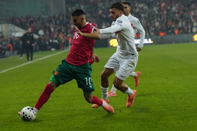 ISTANBUL, TURKEY - NOVEMBER 15: Oguz Aydin (19) of Turkey and Zdravko Dimitrov (10) of Bulgaria battle for the ball during the FIFA World Cup, WM, Weltmeisterschaft, Fussball 2026 qualifier match between Türkiye and Bulgaria at Buyuksehir Belediye Stadium on November 15, 2025 in Bursa, Turkey. Bursa Turkey Copyright: xSeskimphotox Turkey-Bulgaria-151125 (103)