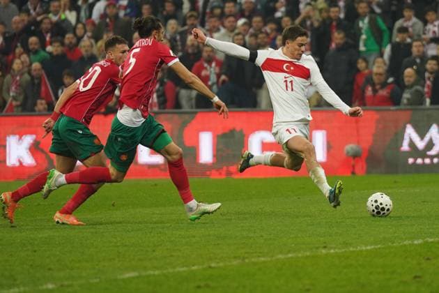 ISTANBUL, TURKEY - NOVEMBER 15: Kenan Yildiz (11) of Turkey and Martin Georgiev (20) of Bulgaria battle for the ball during the FIFA World Cup, WM, Weltmeisterschaft, Fussball 2026 qualifier match between Türkiye and Bulgaria at Buyuksehir Belediye Stadium on November 15, 2025 in Bursa, Turkey. Bursa Turkey Copyright: xSeskimphotox Turkey-Bulgaria-151125 (118)