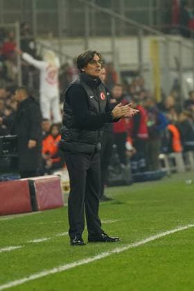 ISTANBUL, TURKEY - NOVEMBER 15: Coach Vincenzo Montella of Turkey reacts during the FIFA World Cup, WM, Weltmeisterschaft, Fussball 2026 qualifier match between Türkiye and Bulgaria at Buyuksehir Belediye Stadium on November 15, 2025 in Bursa, Turkey. Bursa Turkey Copyright: xSeskimphotox Turkey-Bulgaria-151125 (123)