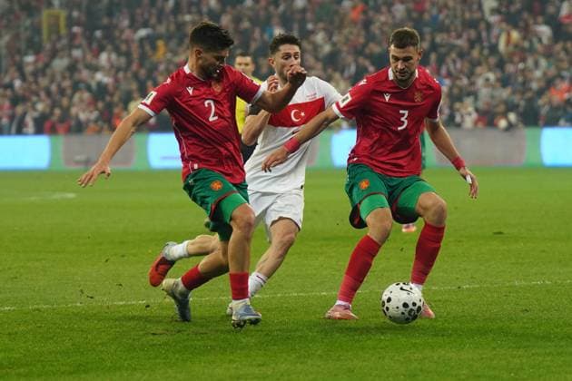 ISTANBUL, TURKEY - NOVEMBER 15: Ismail Yuksek (16) of Turkey and Hristiyan Petrov (2) , Atanas Atanasov Chernev (3) of Bulgaria battle for the ball during the FIFA World Cup, WM, Weltmeisterschaft, Fussball 2026 qualifier match between Türkiye and Bulgaria at Buyuksehir Belediye Stadium on November 15, 2025 in Bursa, Turkey. Bursa Turkey Copyright: xSeskimphotox Turkey-Bulgaria-151125 (132)