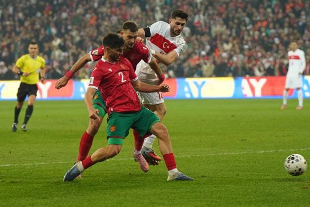 ISTANBUL, TURKEY - NOVEMBER 15: Ismail Yuksek (16) of Turkey and Hristiyan Petrov (2) , Atanas Atanasov Chernev (3) of Bulgaria battle for the ball during the FIFA World Cup, WM, Weltmeisterschaft, Fussball 2026 qualifier match between Türkiye and Bulgaria at Buyuksehir Belediye Stadium on November 15, 2025 in Bursa, Turkey. Bursa Turkey Copyright: xSeskimphotox Turkey-Bulgaria-151125 (133)