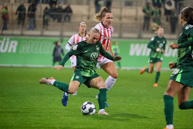Wolfsburg, Germany 15 November 2025 DFB Pokal Women 1 8 Final 2025 2026 VfL Wolfsburg vs SC Freiburg Pictured from left Thea Bjelde VfL and Lisa Karl SCF DFB regulations prohibit any use of photographs as image sequences and or quasi video AOK Stadion Niedersachsen Copyright: xFotostandx xFantinix