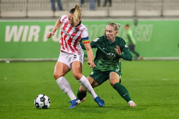 Wolfsburg, Germany 15 November 2025 DFB Pokal Women 1 8 Final 2025 2026 VfL Wolfsburg vs SC Freiburg In picture from left in duel Lisa Karl SCF and Thea Bjelde VfL DFB regulations prohibit any use of photographs as image sequences and or quasi video AOK Stadion Niedersachsen Copyright: xFotostandx xFantinix