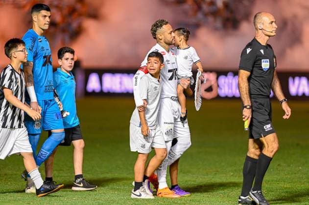 Santos X Palmeiras SANTOS, SP - 15.11.2025: SANTOS X PALMEIRAS - Neymar during the entrance of the match between Santos X Palmeiras held at the Urbano Caldeira Stadium (Vila Belmiro) in Santos - SP, for the 13th round of the Brazilian Football Championship on Saturday night (15). (Photo: Pedro Teixeira Fotoarena) x2843389x  PedroxTeixeira