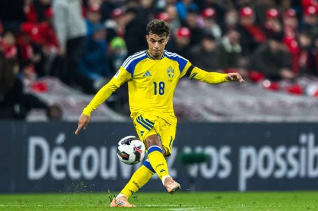251115 Yasin Ayari of Sweden during the FIFA World Cup Qualifier football match between Switzerland and Sweden on November 15, 2025 in Geneva Photo Joel Marklund BILDBYRAN code JM JM0751 bbeng fotboll football soccer fotball vm kval fifa world cup qualifier schweiz switzerland sverige sverige a sweden  Copyright: JOELxMARKLUND BB251115JM222