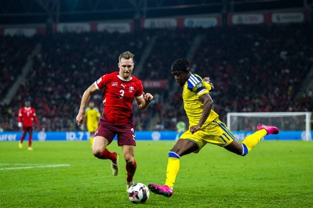 251115 Silvan Widmer of Switzerland and Anthony Elanga of Sweden during the FIFA World Cup Qualifier football match between Switzerland and Sweden on November 15, 2025 in Geneva Photo Joel Marklund BILDBYRAN kod JM JM0751 bbeng fotboll football soccer fotball vm kval fifa world cup qualifier schweiz switzerland sverige sverige a sweden  Copyright: JOELxMARKLUND BB251115JM233