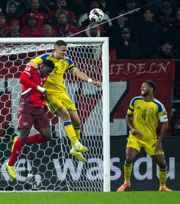 251115 Breel Embolo of Switzerland in action against Gustaf Lagerbielke and Isak Hien of Sweden during the FIFA World Cup Qualifier football match between Switzerland and Sweden on November 15, 2025 in Geneva Photo Joel Marklund BILDBYRAN kod JM JM0751 bbeng fotboll football soccer fotball vm kval fifa world cup qualifier schweiz switzerland sverige sverige a sweden  Copyright: JOELxMARKLUND BB251115JM236