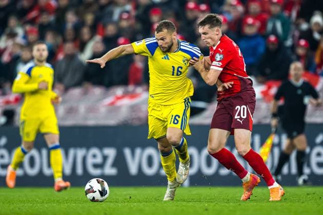 251115 Jesper Karlström of Sweden and Michel Aebischer of Switzerland during the FIFA World Cup Qualifier football match between Switzerland and Sweden on November 15, 2025 in Geneva Photo Joel Marklund BILDBYRAN kod JM JM0751 bbeng fotboll football soccer fotball vm kval fifa world cup qualifier schweiz switzerland sverige sverige a sweden  Copyright: JOELxMARKLUND BB251115JM237