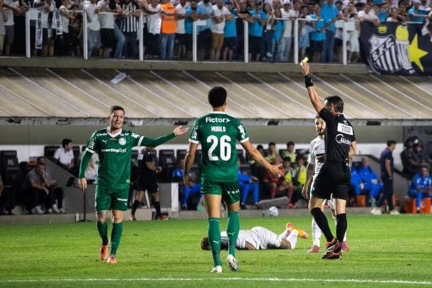 Santos X Palmeiras SANTOS, SP - 15.11.2025: SANTOS X PALMEIRAS - Anibal Moreno receives a yellow card for a foul on Neymar during the match between Santos and Palmeiras, held on Saturday night (15) and valid for the 13th round of the Brasileirao, at the Urbano Caldeira Stadium, Vila Belmiro, in Santos, SP. (Photo: Rodilei Morais Fotoarena) x2843465x  RodileixMorais