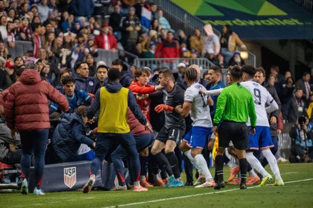 November 15, 2025, Chester, Pennsylvania, United States: A Fight breaks out between the USA Mens national team, Nationalteam and the Paraguay National team during the match at Subaru Park Chester United States - ZUMArf1_ 20251115_zaf_rf1_018 Copyright: xRickyxFitchettx