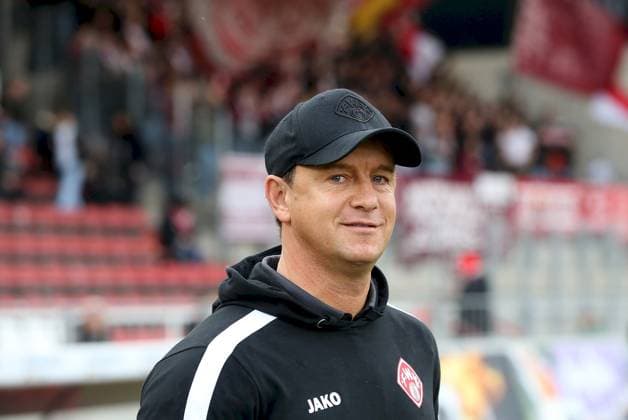 15 11 2025, xfsx, Men, Soccer, Season 2025 2026, Regionalliga Bayern, 18 Matchday FC Wuerzburger Kickers FV Illertissen v li Coach Marc Reitmaier FC Wuerzburger Kickers laughing, smiling, joy, single picture Wuerzburg AKON ARENA Bayern Germany