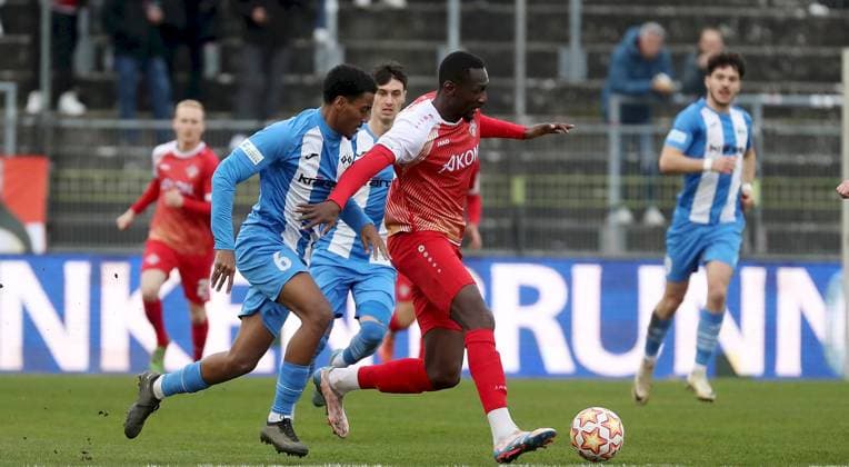 15 11 2025, xfsx, Men, Soccer, Season 2025 2026, Regionalliga Bayern, 18 Matchday FC Wuerzburger Kickers FV Illertissen v li Namrud Embaye FV Illertissen , Tarsis Bonga FC Wuerzburger Kickers Wuerzburg AKON ARENA Bayern Germany