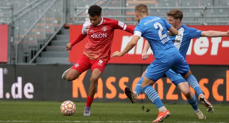 15 11 2025, xfsx, Men, Soccer, Season 2025 2026, Regionalliga Bayern, 18 Matchday FC Wuerzburger Kickers FV Illertissen v li Jermain Nischalke FC Wuerzburger Kickers , Max Zeller FV Illertissen , Maximilian Neuberger FV Illertissen Wuerzburg AKON ARENA Bayern Germany