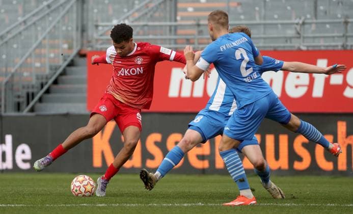 15 11 2025, xfsx, Men, Soccer, Season 2025 2026, Regionalliga Bayern, 18 Matchday FC Wuerzburger Kickers FV Illertissen v li Jermain Nischalke FC Wuerzburger Kickers , Maximilian Neuberger FV Illertissen , Max Zeller FV Illertissen Wuerzburg AKON ARENA Bayern Germany