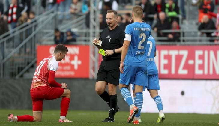 15 11 2025, xfsx, Men, Soccer, Season 2025 2026, Regionalliga Bayern, 18 Matchday FC Wuerzburger Kickers FV Illertissen v li Tim Kraus FC Wuerzburger Kickers , Referee Stefan Treiber yellow card, yellow card, Max Zeller FV Illertissen , Yannick Glessing FV Illertissen Wuerzburg AKON ARENA Bayern Germany