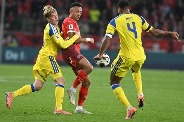 DAN NDOYE, Svizzera, DANIEL SVENSSON, Svezia, World Cup 2026 Qualifying, Switzerland-Sweden 4-1, azione, action, contrasto QUALIFICAZIONI MONDIALI 2026 SVIZZERA-SVEZIA 4-1