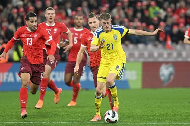 ALEXANDER BERNHARDSSON, Svezia, RICARDO RODRIGUEZ, Svizzera, World Cup 2026 Qualifying, Switzerland-Sweden 4-1, azione, action, contrasto QUALIFICAZIONI MONDIALI 2026 SVIZZERA-SVEZIA 4-1