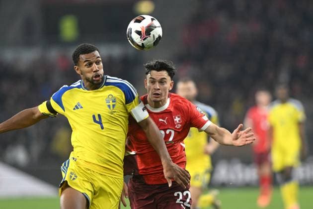 ISAK HIEN, Svezia, FABIAN RIEDER, Svizzera, World Cup 2026 Qualifying, Switzerland-Sweden 4-1, azione, action, contrasto QUALIFICAZIONI MONDIALI 2026 SVIZZERA-SVEZIA 4-1