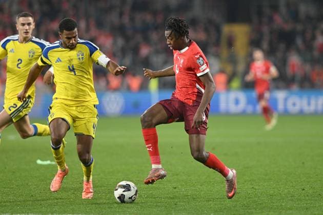 ISAK HIEN, Svezia, JOHAN MANZAMBI, Svizzera, World Cup 2026 Qualifying, Switzerland-Sweden 4-1, azione, action, contrasto QUALIFICAZIONI MONDIALI 2026 SVIZZERA-SVEZIA 4-1