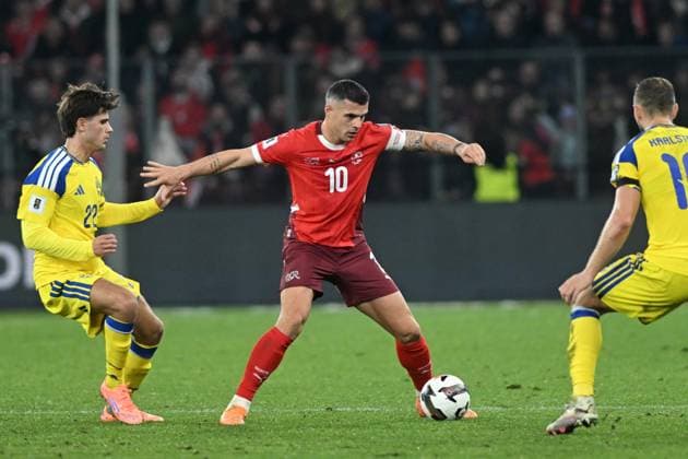GRANIT XHAKA, Svizzera, BESFORT ZENELI, Svezia, World Cup 2026 Qualifying, Switzerland-Sweden 4-1, azione, action, contrasto QUALIFICAZIONI MONDIALI 2026 SVIZZERA-SVEZIA 4-1