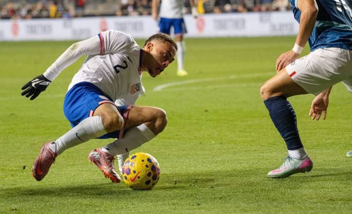 November 15, 2025, Chester, Pennsylvania, United States: USA Mens national team, Nationalteam player, SERGINO DEST (2) fights for the ball with a Paraguay National team player during the match at Subaru Park Chester United States - ZUMArf1_ 20251115_zaf_rf1_008 Copyright: xRickyxFitchettx