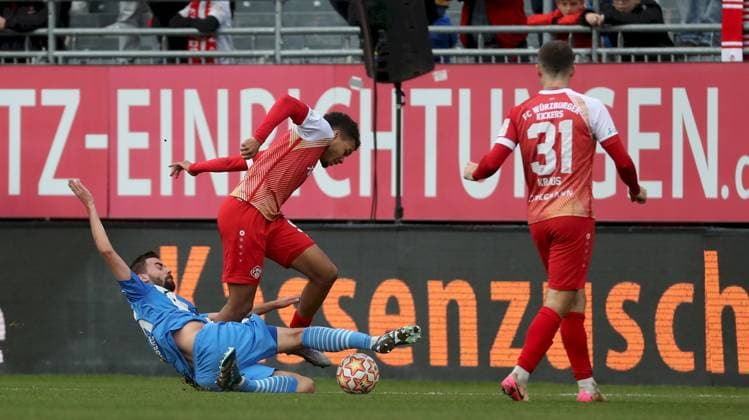 15 11 2025, xfsx, Men, Soccer, Season 2025 2026, Regionalliga Bayern, 18 Matchday FC Wuerzburger Kickers FV Illertissen v li Marco Hingerl FV Illertissen , Jermain Nischalke FC Wuerzburger Kickers , Tim Kraus FC Wuerzburger Kickers Wuerzburg AKON ARENA Bayern Germany
