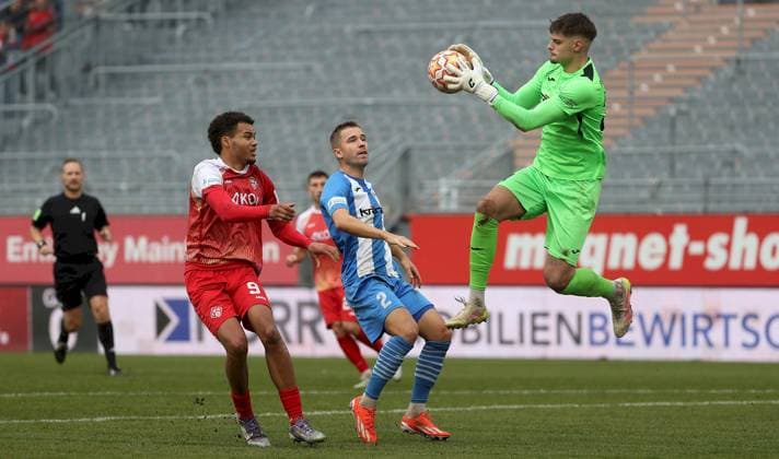 15 11 2025, xfsx, Men, Soccer, Season 2025 2026, Regionalliga Bayern, 18 Matchday FC Wuerzburger Kickers FV Illertissen v li Jermain Nischalke FC Wuerzburger Kickers , Max Zeller FV Illertissen , Malwin Zok FV Illertissen Wuerzburg AKON ARENA Bayern Germany