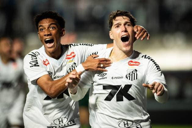 Sport Bilder des Tages SANTOS vs PALMEIRAS - BRASILEIRAO SERIE A 2025 SANTOS, BRAZIL - NOV 15 - Benjamin Rollheiser of Santos celebrates after scoring in the Match between Santos versus Palmeiras valid for the Campeonato Brasileiro 2025, held at Vila Belmiro today November 15. SANTOS SAO PAULO BRAZIL Copyright: xREBECAxSCHUMACKERx
