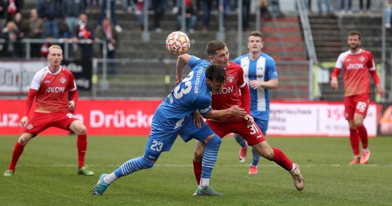 15 11 2025, xfsx, Men, Soccer, Season 2025 2026, Regionalliga Bayern, 18 Matchday FC Wuerzburger Kickers FV Illertissen v li Luke Hemmerich FC Wuerzburger Kickers , Eduard Heckmann FV Illertissen , Tim Kraus FC Wuerzburger Kickers , Tobias Ruehle FV Illertissen , Daniel Haegele FC Wuerzburger Kickers Wuerzburg AKON ARENA Bayern Germany