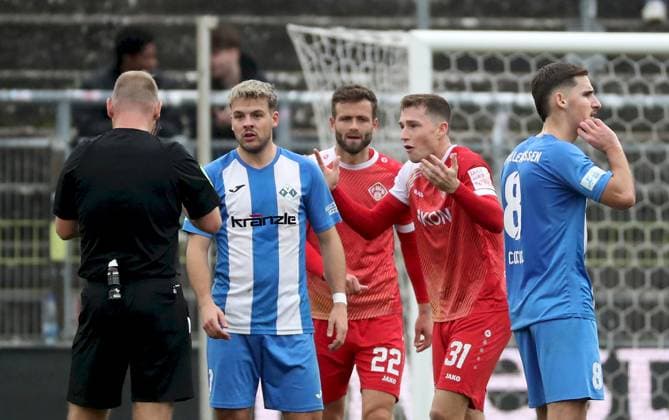 15 11 2025, xfsx, Herren, Fußball, Saison 2025 2026, Regionalliga Bayern, 18 Spieltag FC Wuerzburger Kickers FV Illertissen v li Referee Stefan Treiber, Yannick Glessing FV Illertissen , Daniel Haegele FC Wuerzburger Kickers , Tim Kraus FC Wuerzburger Kickers gibt Anweisungen, gestikuliert, mit den Armen gestikulieren, gives instructions, gesticulate, Milos Cocic FV Illertissen Wuerzburg AKON ARENA Bayern Germany