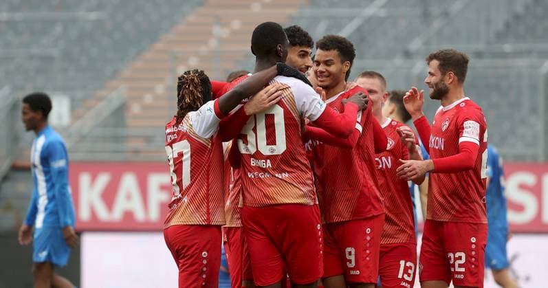 15 11 2025, xfsx, Herren, Fußball, Saison 2025 2026, Regionalliga Bayern, 18 Spieltag FC Wuerzburger Kickers FV Illertissen v li Spieler des FC Wuerzburger Kickers mit Torjubel, celebrate the goal, goal celebration, Jubel über das Tor zum 1 0 durch Tarsis Bonga FC Wuerzburger Kickers Wuerzburg AKON ARENA Bayern Deutschland