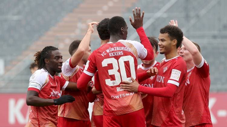 15 11 2025, xfsx, Herren, Fußball, Saison 2025 2026, Regionalliga Bayern, 18 Spieltag FC Wuerzburger Kickers FV Illertissen v li Spieler des FC Wuerzburger Kickers mit Torjubel, celebrate the goal, goal celebration, Jubel über das Tor zum 1 0 durch Tarsis Bonga FC Wuerzburger Kickers Wuerzburg AKON ARENA Bayern Deutschland